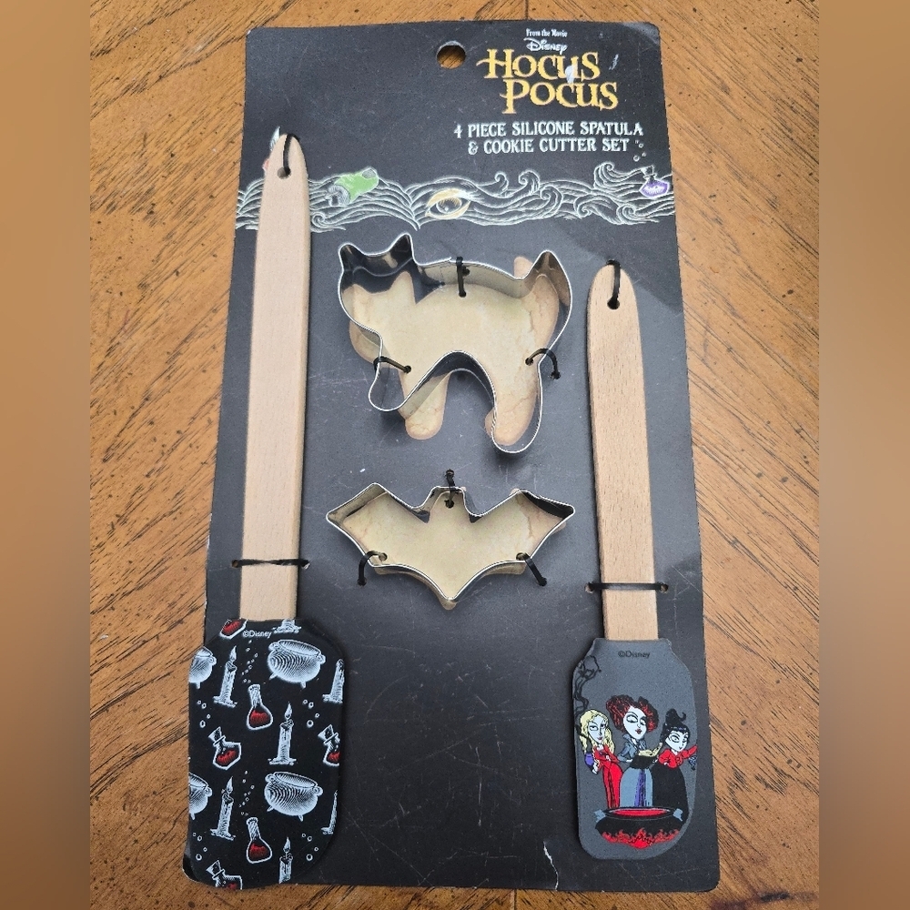 NEW Disney Hocus Pocus 4 Piece Silicone Spatula & Cookie Cutter Set Halloween